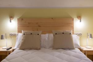 A bed or beds in a room at La Casona de Cardes