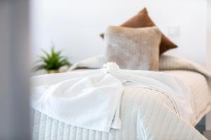 マドリードにあるOshun Sanchinarro Seasonal Living Loftsの白いベッド(白いシーツ、枕付)