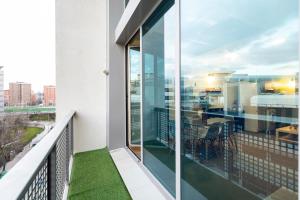 マドリードにあるOshun Sanchinarro Seasonal Living Loftsの市街の景色を望むバルコニー