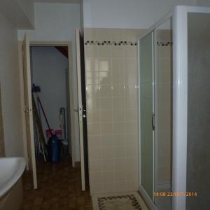 a bathroom with a shower and a toilet and a sink at Gîte A l'ombre de l'Abbaye in Faverolles-sur-Cher