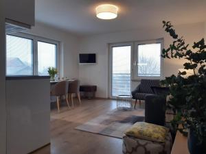 uma sala de estar com um sofá e uma mesa em Apartment Gästehaus Maria em Rettenbach am Auerberg