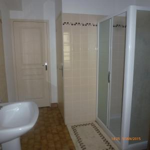 La salle de bains est pourvue d'une douche, d'un lavabo et de toilettes. dans l'établissement Gîte A l'ombre de l'Abbaye, à Faverolles-sur-Cher