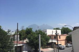 vistas a una ciudad con montañas en el fondo en Aloja en Monterrey
