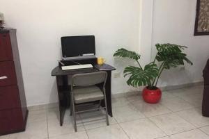 Una televisión o centro de entretenimiento en Aloja