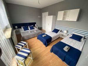 1 dormitorio con 2 camas y 2 sillas en Willa Primos, en Władysławowo