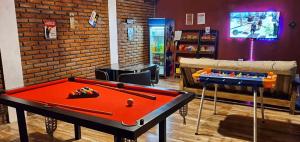 Habitación con mesa de ping pong y 2 mesas de billar en Complejo "La Roca" - Cabañas y Hospedaje en Concepción del Uruguay
