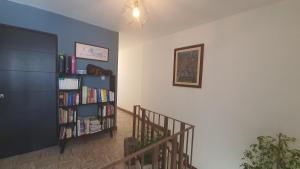 ein Zimmer mit einer Treppe mit einem Bücherregal mit Büchern in der Unterkunft Hostal Base Camp México in Orizaba