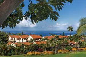 een uitzicht op een resort met de oceaan op de achtergrond bij Kona Coast Resort in Kailua-Kona