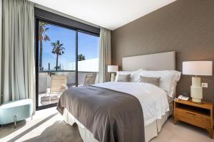A bed or beds in a room at Luxury High End - Santa Barbara Heights CLC - For Work, Play & Family
