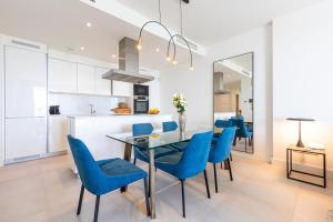 A kitchen or kitchenette at Luxury High End - Santa Barbara Heights CLC - For Work, Play & Family