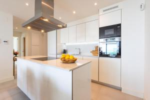 A kitchen or kitchenette at Luxury High End - Santa Barbara Heights CLC - For Work, Play & Family
