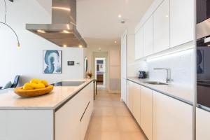 A kitchen or kitchenette at Luxury High End - Santa Barbara Heights CLC - For Work, Play & Family