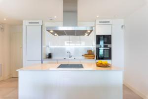 A kitchen or kitchenette at Luxury High End - Santa Barbara Heights CLC - For Work, Play & Family