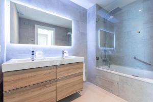 A bathroom at Luxury High End - Santa Barbara Heights CLC - For Work, Play & Family