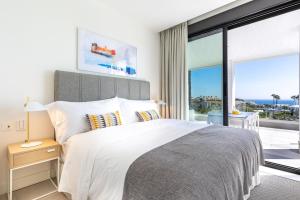 A bed or beds in a room at Luxury High End - Santa Barbara Heights CLC - For Work, Play & Family