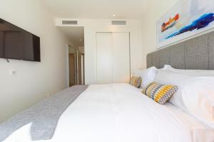 A bed or beds in a room at Luxury High End - Santa Barbara Heights CLC - For Work, Play & Family