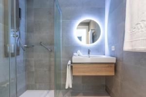 A bathroom at Luxury High End - Santa Barbara Heights CLC - For Work, Play & Family