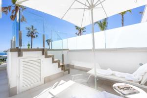 A balcony or terrace at Luxury High End - Santa Barbara Heights CLC - For Work, Play & Family