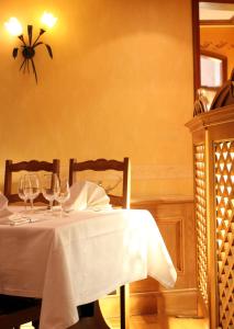 Postel nebo postele na pokoji v ubytování Logis Hotel Restaurant A L'Etoile