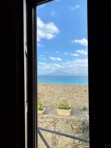 タリファにあるLa Duquesa Guest Houseの窓から海の景色を望めます。
