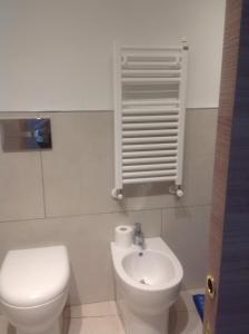 ein Badezimmer mit Toilette und Waschbecken in der Unterkunft Appartamento Bellavista in Castiglione della Pescaia + 32 Fotos