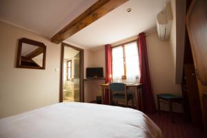Een bed of bedden in een kamer bij Logis Hotel Restaurant A L'Etoile