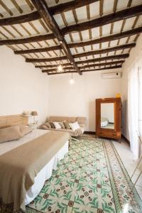 トラーパニにあるLe Luci al Portoのベッドルーム1室(ベッド2台、鏡付)