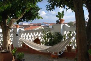 a hammock hanging from a white fence at Casa Rural El Aguila in Montemolín