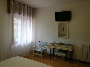 Televízia a/alebo spoločenská miestnosť v ubytovaní Hotel La Venta de Goyo