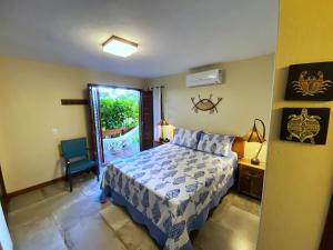 een slaapkamer met een bed en een raam bij Pousada Barrabella in Barra Grande