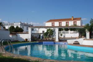 una piscina con un tobogán frente a una casa en Casa Rural El Aguila, en Montemolín
