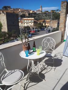 ein Tisch und Stühle auf einem Balkon mit Aussicht in der Unterkunft Appartamento Bellavista in Castiglione della Pescaia
