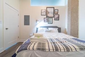 Una cama o camas en una habitación de Convenient 2BR Suite in Prime Location with Gym Access & Optional Parking Near McCormick Place and Soldier Field