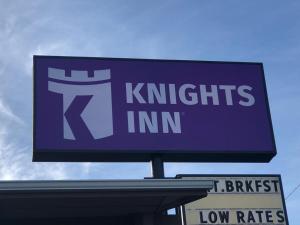 a sign for a kitties inn on top of a building at Knights Inn - Baker City in Baker City