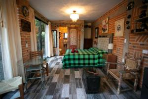 um quarto com uma cama, uma mesa e cadeiras em Majikal B&B - Barro Negro em Cholula