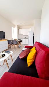 a living room with a red and yellow couch at Apartament Mazurskie Piaski in Giżycko