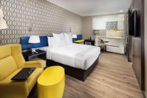 เตียงในห้องที่ GLo Hotel Asheville-Blue Ridge Parkway