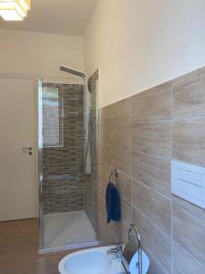 ein Badezimmer mit Dusche und Waschbecken in der Unterkunft Vista Stromboli in Paola + 58 Fotos