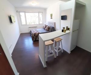 um pequeno quarto com uma cozinha e uma sala de estar em Departamento en Barrio Centrico Bariloche (PE) em San Carlos de Bariloche