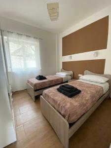 1 dormitorio con 2 camas y ventana en Vista Stromboli, en Paola