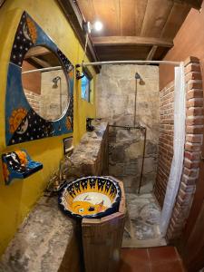 奎札蘭德波羅格雷索的住宿－Cabañas Los Achicuales，一间带水槽和镜子的浴室
