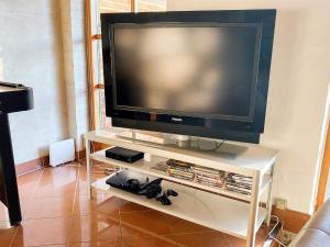 8 person holiday home in R dbyにあるテレビまたはエンターテインメントセンター