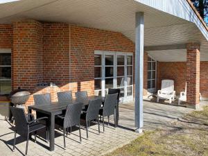 una mesa negra y sillas en un patio en 8 person holiday home in R dby, en Kramnitse