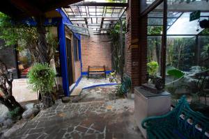 - un patio avec un banc dans un bâtiment en briques dans l'établissement Majikal B&B - Alebrijes, à Cholula