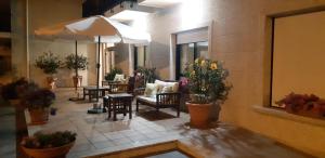 eine Lobby mit Tischen, Stühlen und Blumen in einem Gebäude in der Unterkunft Hotel Cachada in Sanxenxo