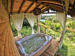 una vasca da bagno su un ponte in una casa di Levit Glamping - Hotel Guatapé Peñol a Guatapé