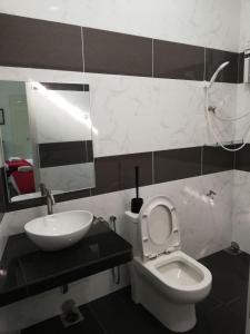 巴力拉惹的住宿－RoomStay Hj Esmon Parit Raja UTHM，浴室配有白色卫生间和盥洗盆。