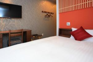 Postel nebo postele na pokoji v ubytování Sun Royal Hotel Kameoka Ekimae