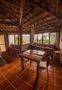 uma sala de estar com uma mesa e um sofá em Cabañas Los Achicuales em Cuetzalan