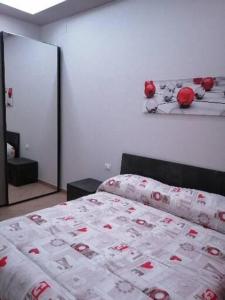 una camera con letto e specchio di Montanara2 a Parma